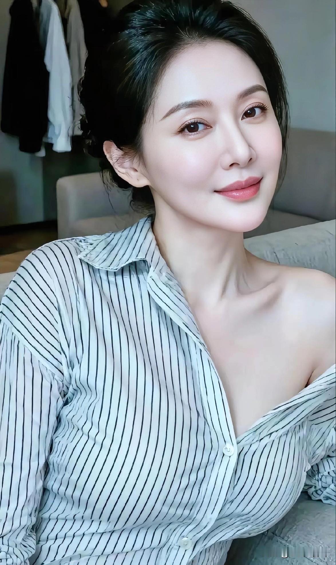 素发挽髻，条纹衫漾温柔，浅笑映暖光。