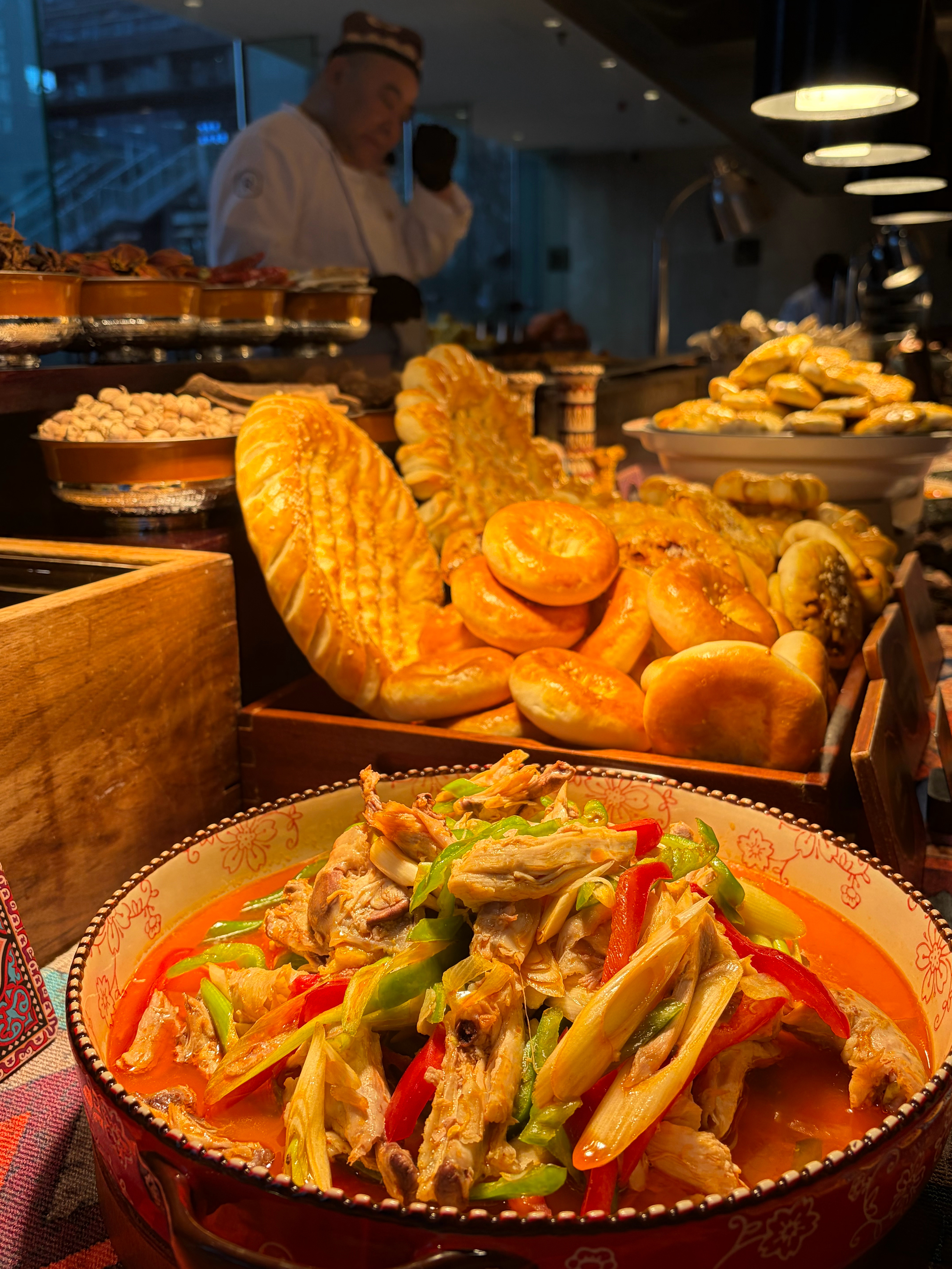 不用舟车劳顿，在重庆就能大快朵颐的新疆美食节来了。辣皮子烤囊，糊辣羊肉，红烧袈裟