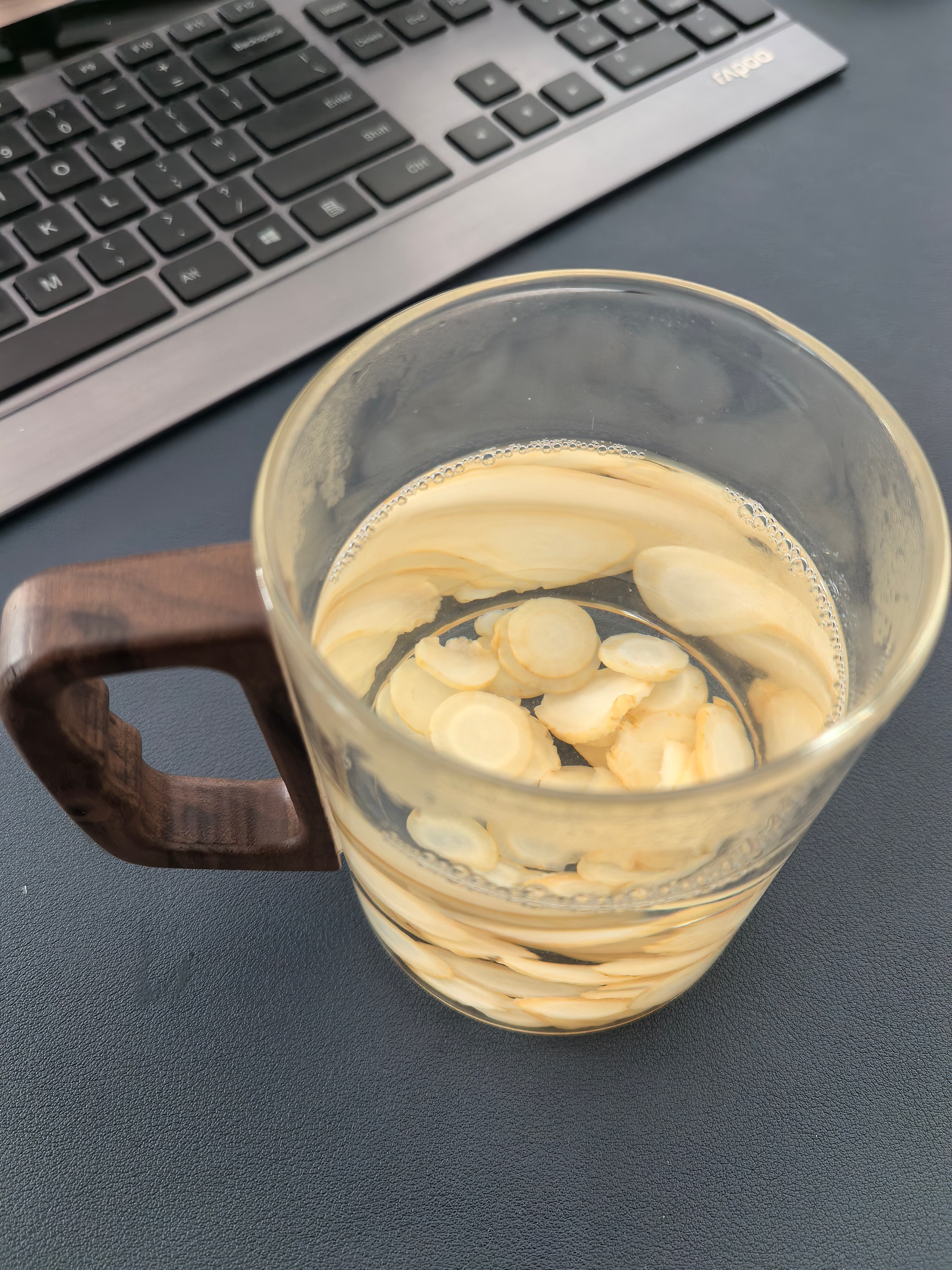 刚刚有个朋友来公司看我喝西洋参，说我老土[喵喵] 