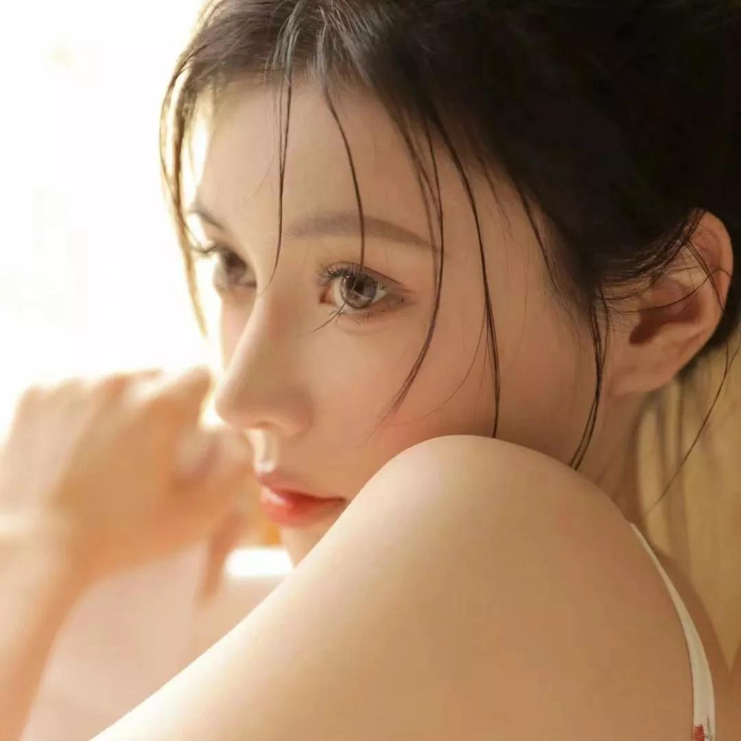 阳光洒落，温柔侧颜，少女情怀秋日少女照 秋日清新照 温婉侧颜