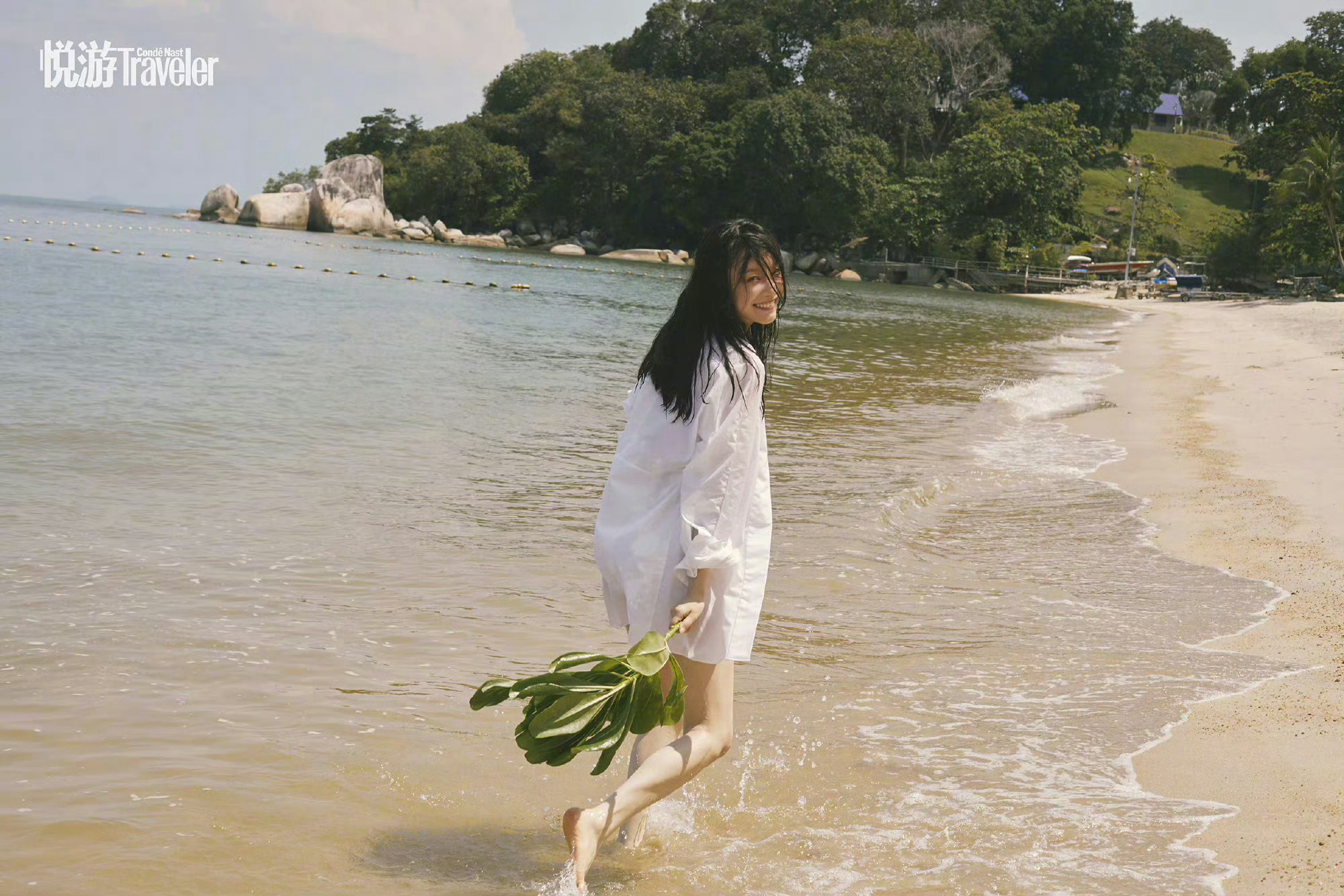 倪妮[心][心]玩水的样子真可爱 ​​​