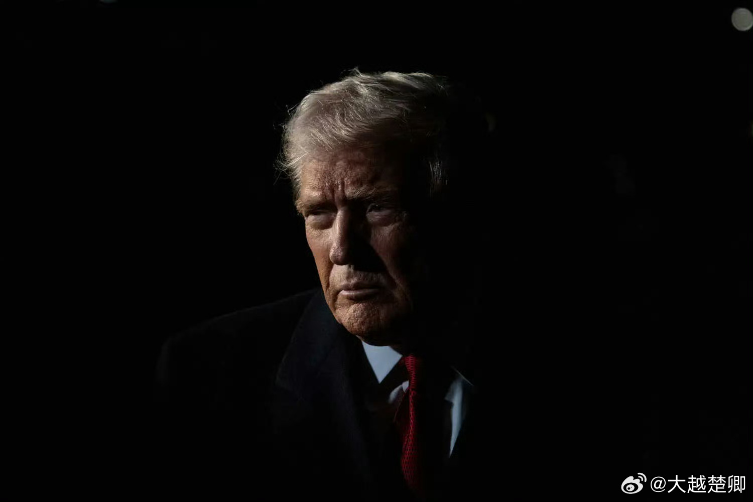 特朗普警告那些承诺在美国建厂的企业，说你们别想着拖到三年后，最好在我川某人任内建