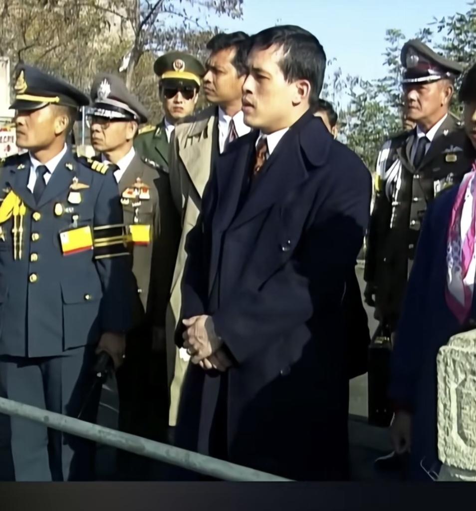 泰王年轻的时候也挺精神啊：38年前，那时的他才35岁，他带着一行人访问中国，登上