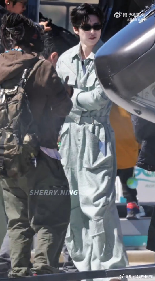 刘宇宁空中飞行员 刘宇宁空中飞行员造型也太杀我了！又酷又飒，氛围感直接拉满，帅到