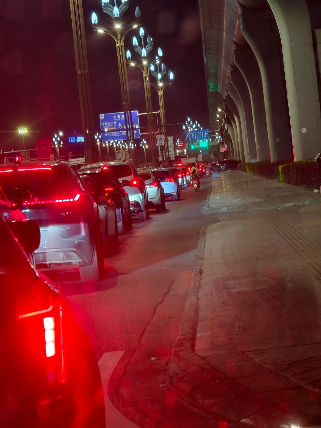 油价飙升加油站变大型停车场太可怕了，谁说没有人在乎这几十块钱的涨价的油钱？排队排