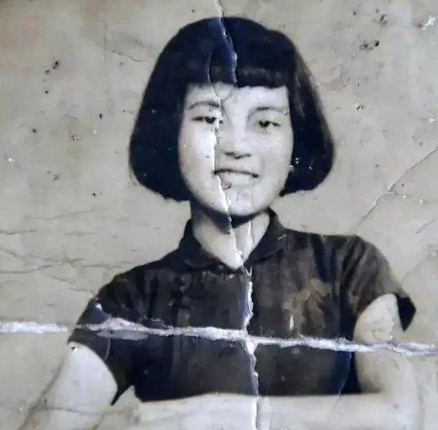 1937年，日军闯入杨家时，一名士兵立即抱住仅6岁的杨明贞，粗暴地解开她的棉袍，