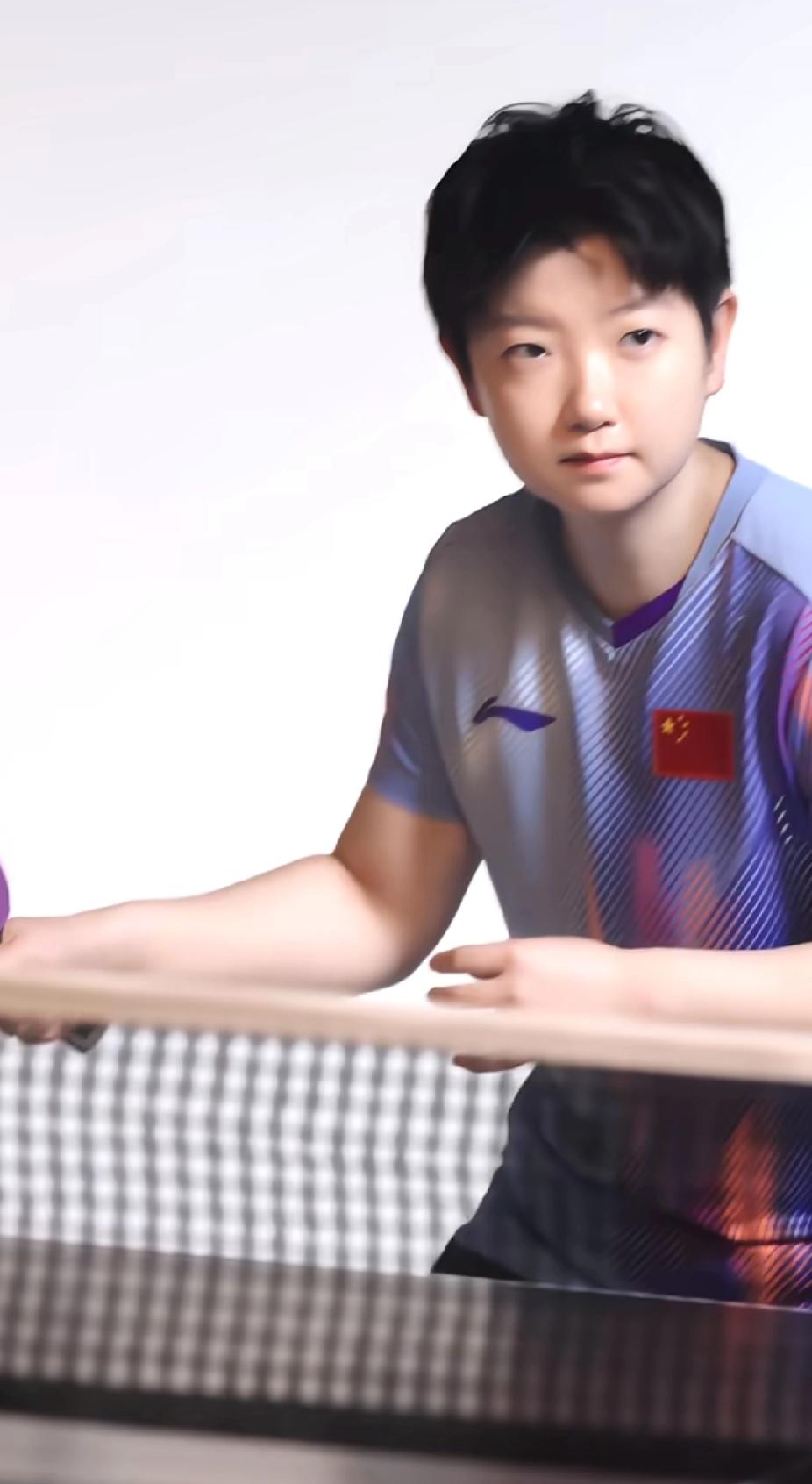 莎气全开！孙颖莎解锁国乒全新战袍，海口亚洲杯稳了✨
 
渐变霓虹色块+流动线条，