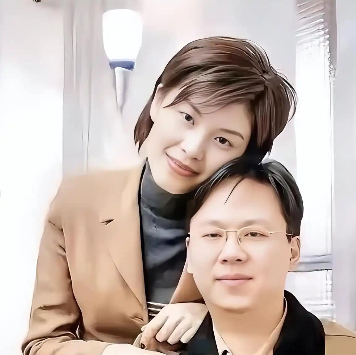 翻完郑丽文丈夫的资料，不少疑惑一下子就解开了。很多人只看见她在政坛冲锋陷阵，却忽