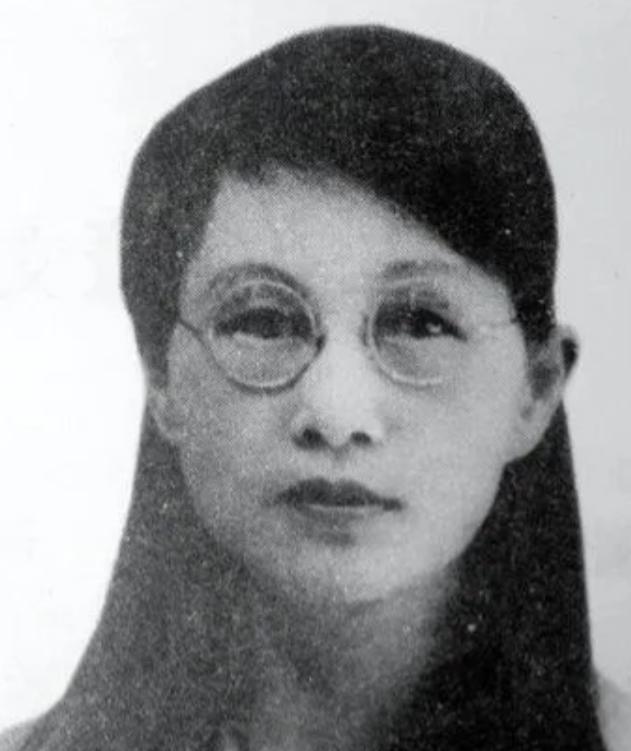 1909年，16岁的白薇与婆婆吵嘴，丈夫居然抡起凳子砸在她背上，婆婆见她倒下，扑