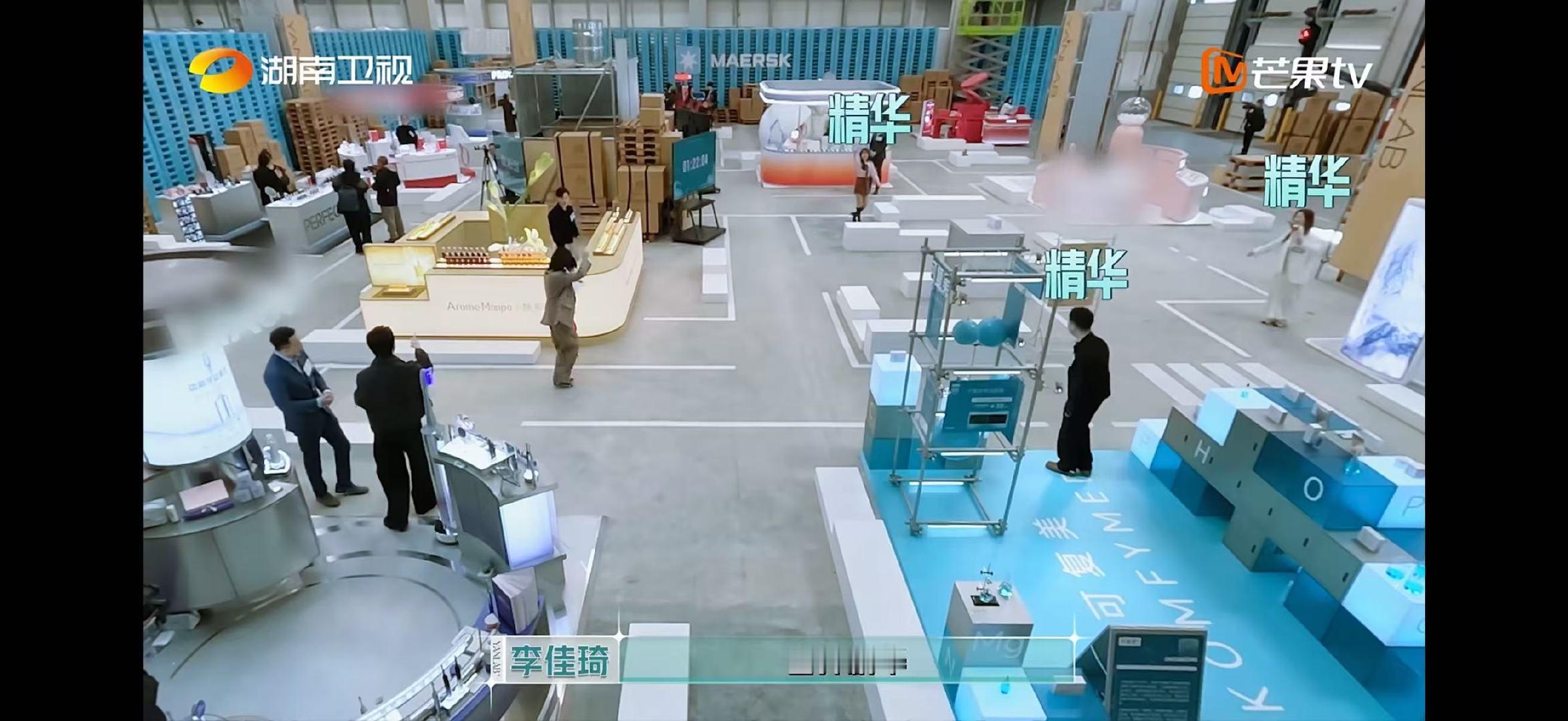 尚雯婕脑子很乱腿很忙合伙人一边接收信息一边来回跑，尚雯婕直言脑子快被炸，忙到手足