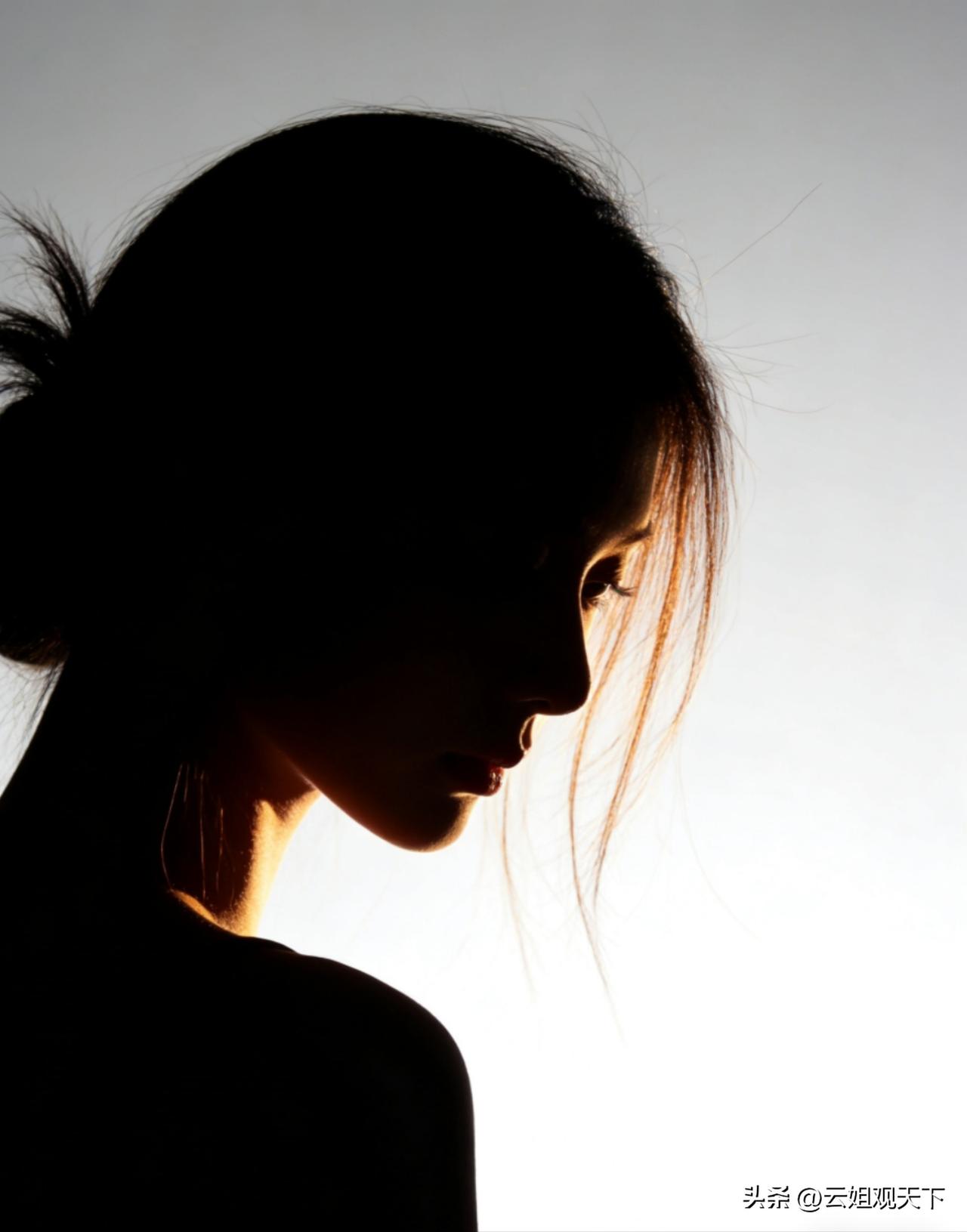 她不闹了，也不爱了
 
那个总爱纠缠你的女人，终于安静了。
 
不再发长篇大论的