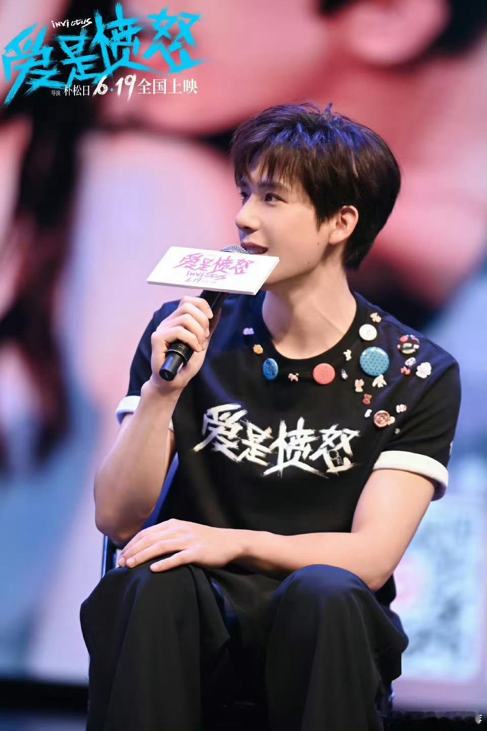 王安宇被路人夸红温了王安宇被观众喊“陪你进步”时，猛地抬头那下，眼睛亮得像落了星