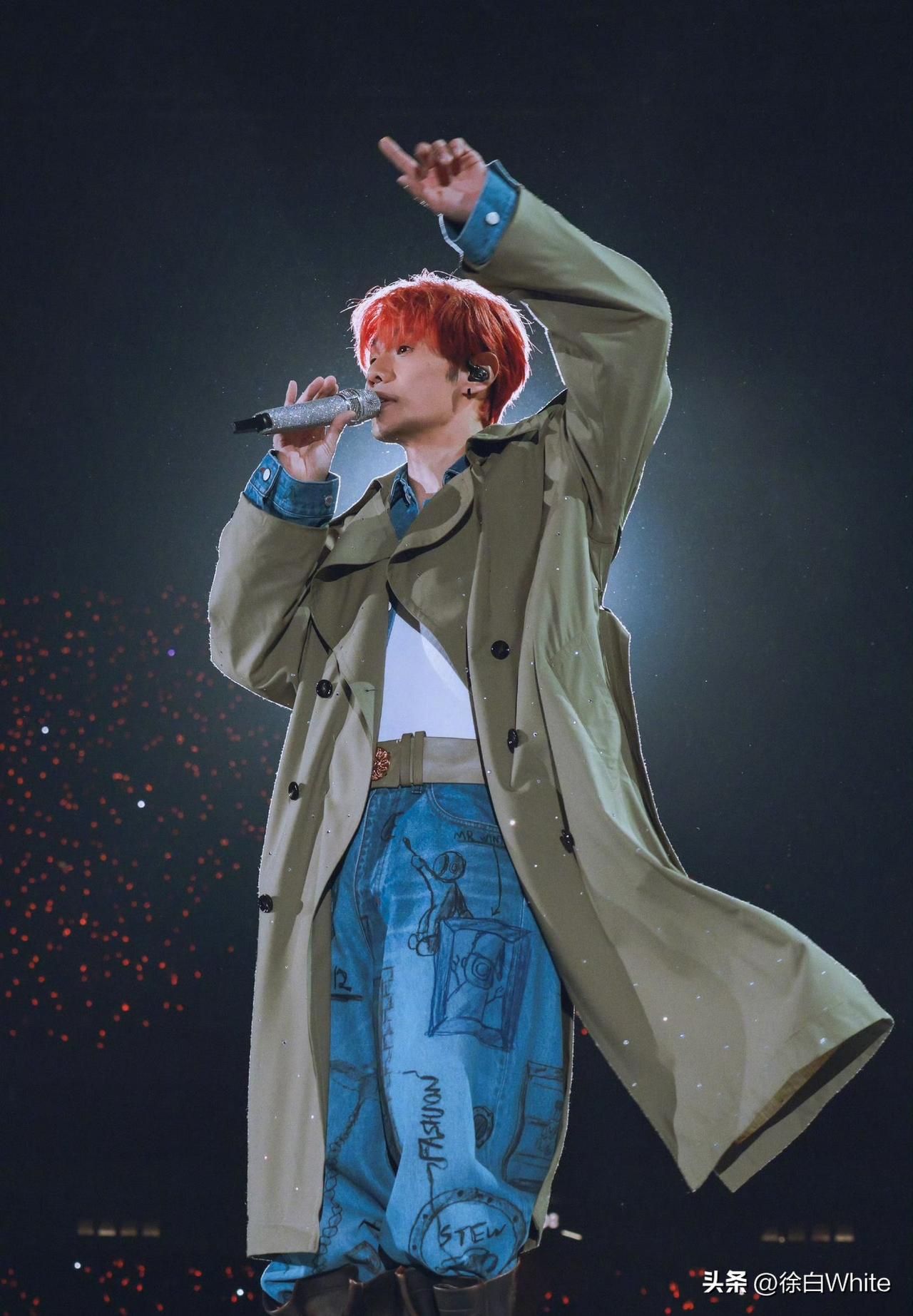 3月29日，单依纯昨天把李荣浩惹急了！
李荣浩发长文控诉单依纯，在他拒绝授权的情