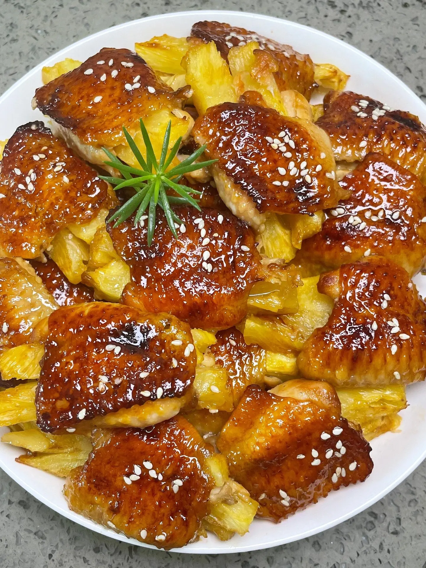 嘎嘎好吃的菠萝鸡翅做法，非常简单，快去做。外焦里嫩！鲜美多汁！
鸡翅鲜嫩多汁，果香味十足，菠萝香甜多汁，好吃不
油腻，趁着菠萝的季节快来试试~
-
食材
鸡翅、菠萝、蜂蜜、胡椒粉、芝麻
-
〇做法
鸡翅去骨洗净备用，加入生抽2匙、蚝油1匙、料酒1匙、蜂蜜1匙、姜片、葱段、胡椒粉和盐各少许，搅拌均匀腌制20分钟
②菠萝心切条，其余部份切块，烤盘底部垫锡纸，再铺入菠萝块
③菠萝条穿入鸡翅内，整齐摆放在烤盘上，预热烤
箱上下温 200度烤20分钟，出炉前3分钟撒入少许芝麻，出炉装盘就可以了~
-
这个菠萝鸡翅外焦里嫩，鸡翅裹着菠萝的清香，酸甜
可口，姐妹们快来试一试~