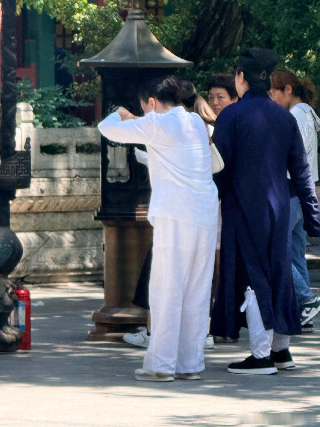 白云观偶遇马筱梅婆婆马筱梅婆婆独自上香祈福，穿搭简约接地气，和普通香客一样诚心祈
