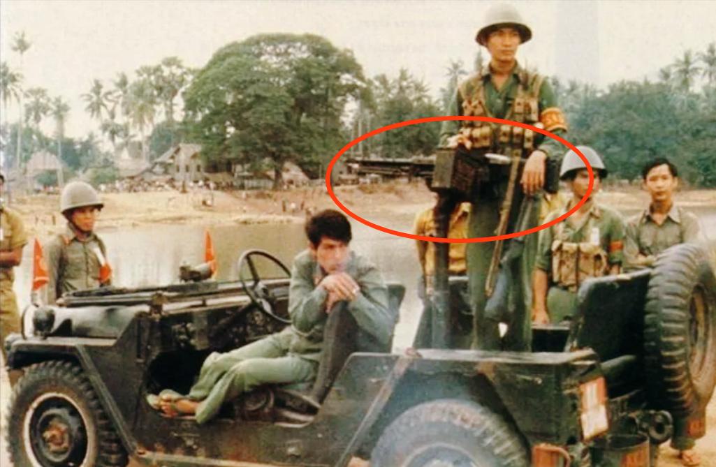 1979年2月，越南25万大军进攻柬埔寨，中国驻柬大使和7名外交官紧急撤到深山老