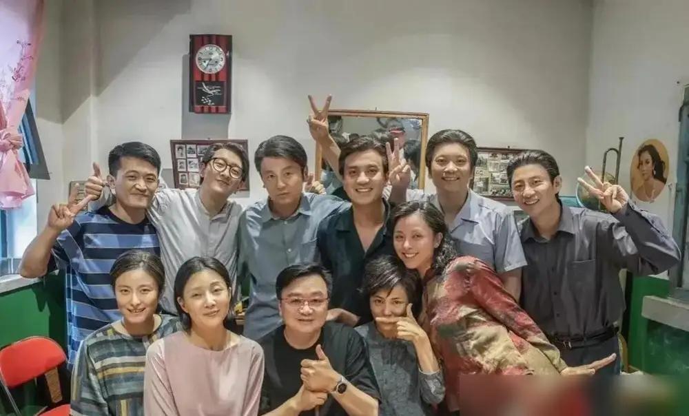 一张《人世间》剧组的私下聚会照突然疯传，全网的眼睛，却死死盯住角落里那个比着八字
