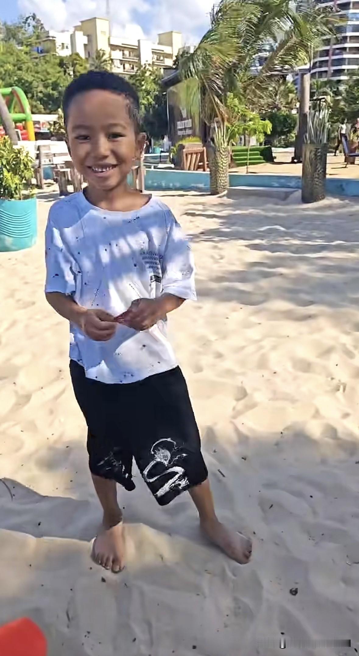 豆豆如果一直留在坦桑尼亚
他跟菲儿的差距就会越来越大
明明是同一个妈妈
却过着两