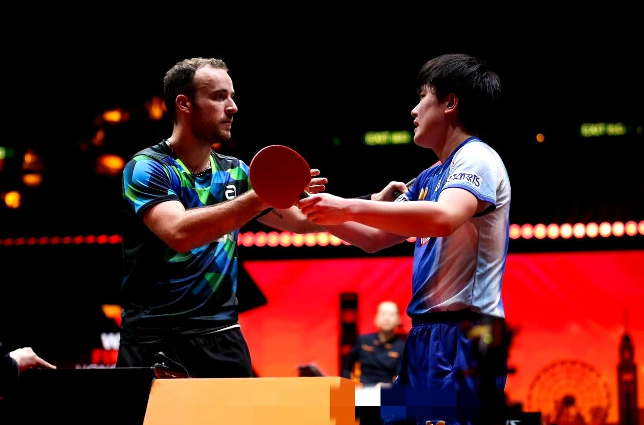 昨晚张本智和赢了西蒙•高茨，
赛后他的庆祝动作上了热搜榜。
记者采访问他为什么用