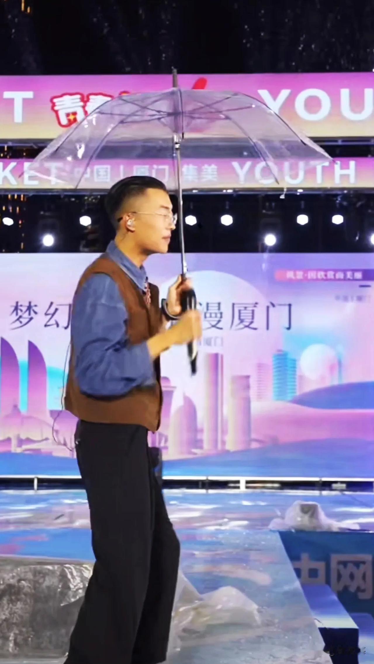 郭有才单手举伞冒雨直播，只因为不辜负与粉丝们的约定，令人感动！

9月27日晚2