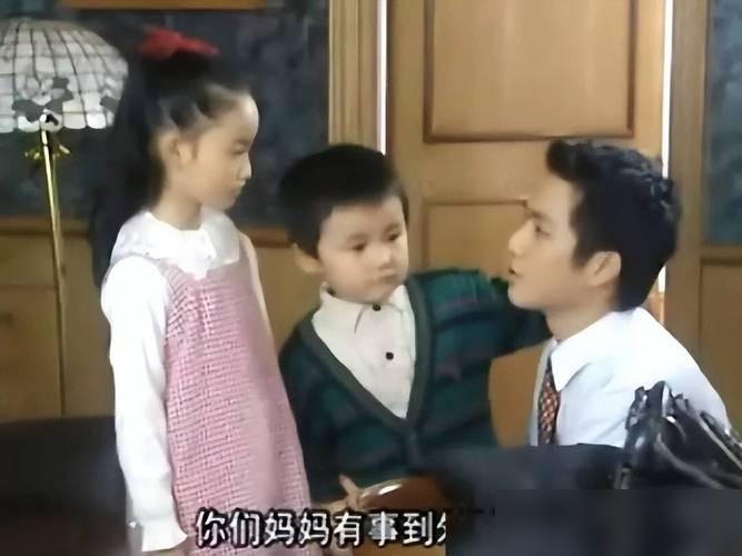 钟汉良大概也没想到，24年前怀里抱着的那个5岁奶娃娃，今天会穿着职业装，站在他面