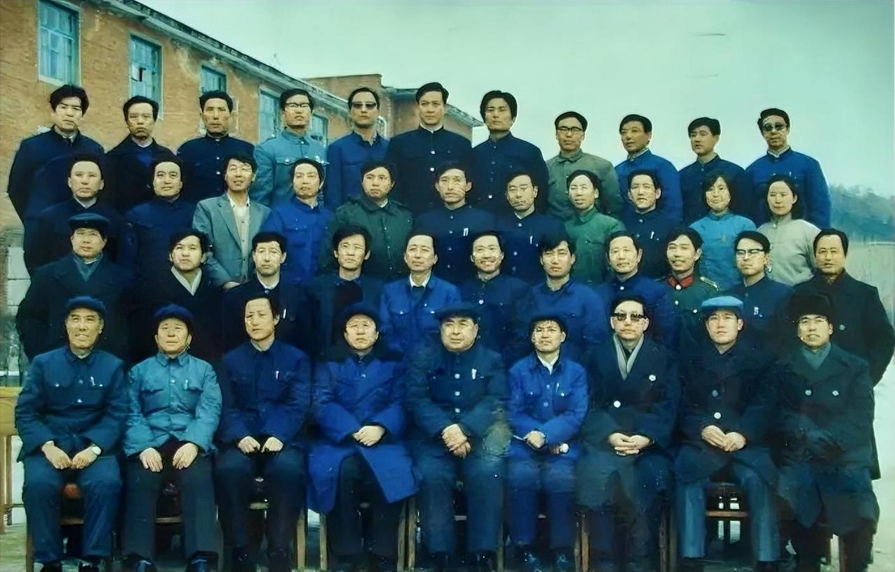1986年老照片，抚顺，同班。
您认识哪位？