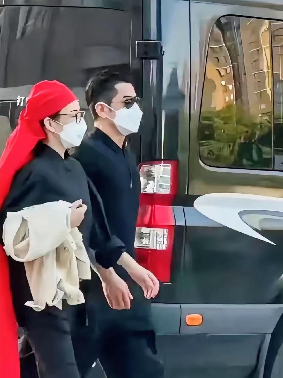 真是惊呆了！

披麻戴孝不应该戴白的吗？

怎么把红的戴上去了？

方媛的外公走