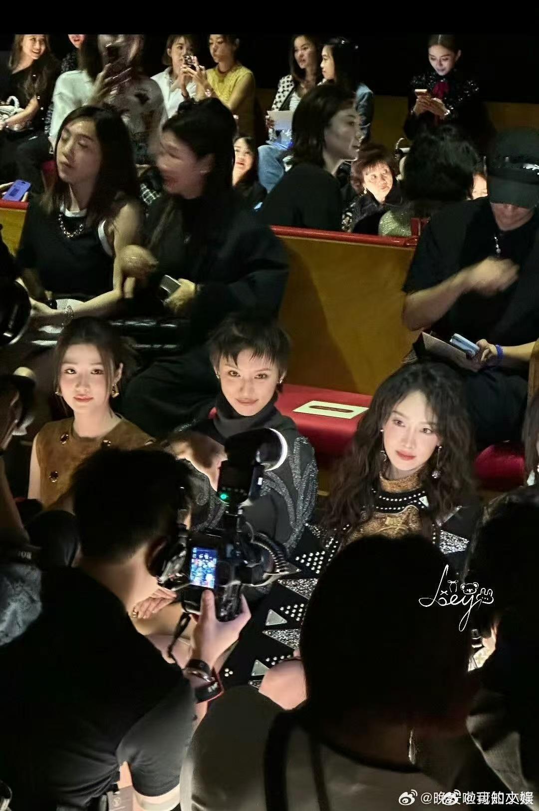 宋茜卢昱晓lv同框看秀，好美，真是太棒了 