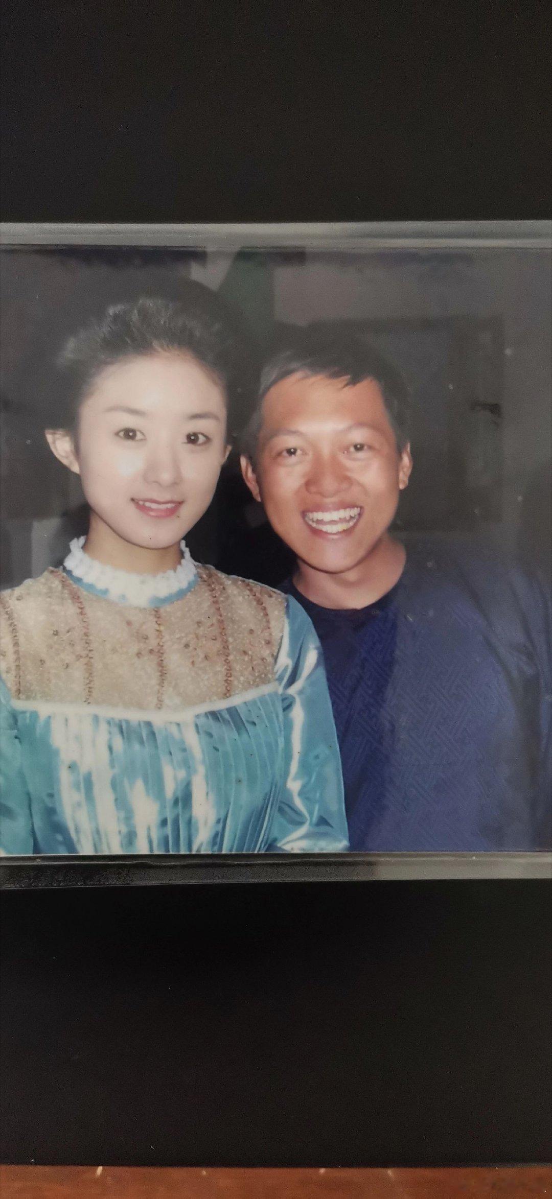 郑招凡老师分享与赵丽颖合照，这张我没看过哎小小的丽颖好可爱啊，还透着稚嫩 