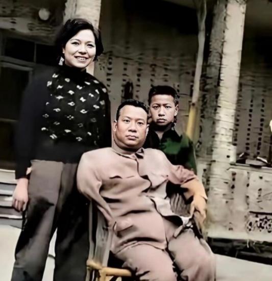 1954年，时任西南军区副司令员兼四川省军区司令员——贺炳炎将军与夫人姜平、长子