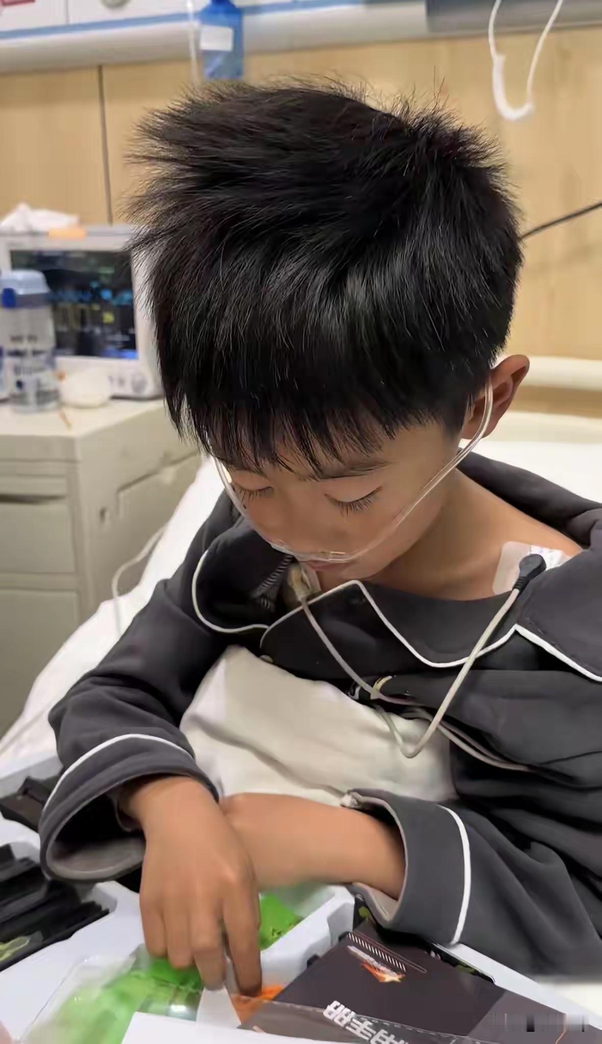 好消息！误喝燃料的7岁小男孩乐轩已经出院了！小乐轩爸爸发视频说孩子已恢复健康医院