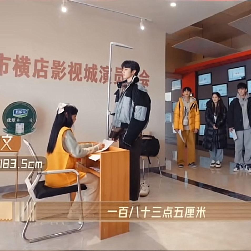 刘耀文 183.5 的身高，边上站着的是多少？黄子韬刘耀文TF四代合照刘耀文身高