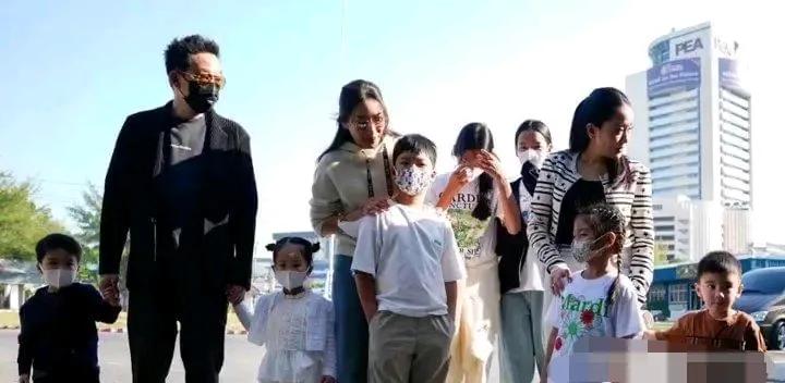 昨天是泰国儿童节，他信的孙子辈们被获准去监狱探望爷爷他信了。
泰国的天气真的是好