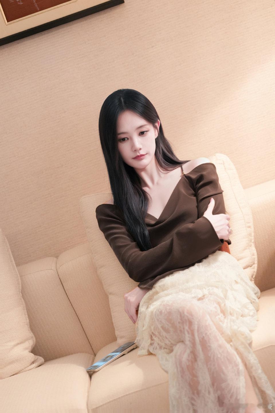 李一桐送网友体检套餐李一桐也太会剧宣了！结合《美人余》剧情送体检套餐，剧里余梦遭