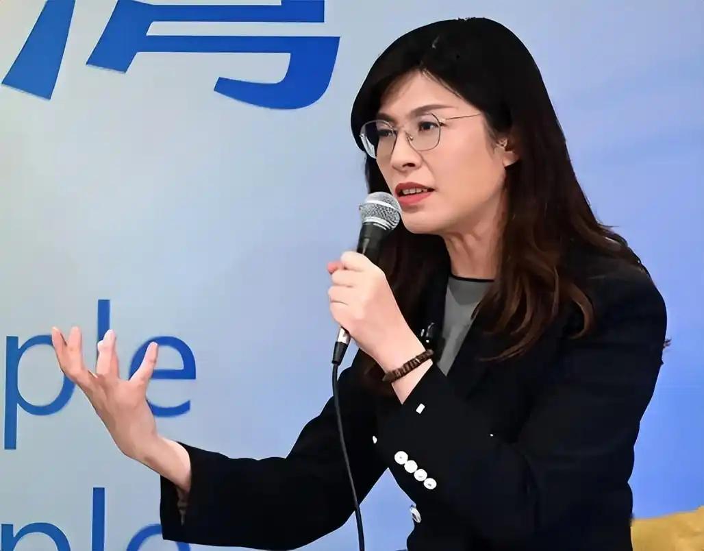 郑丽文坚守九二共识、坚决反“台独”，主动赴大陆交流，呼吁重启小三通、打通两岸民生