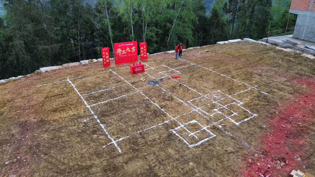 巴中平昌农村别墅项目开工
​一套房子一份信任一份责任
必须给业主整巴适[灵光一闪