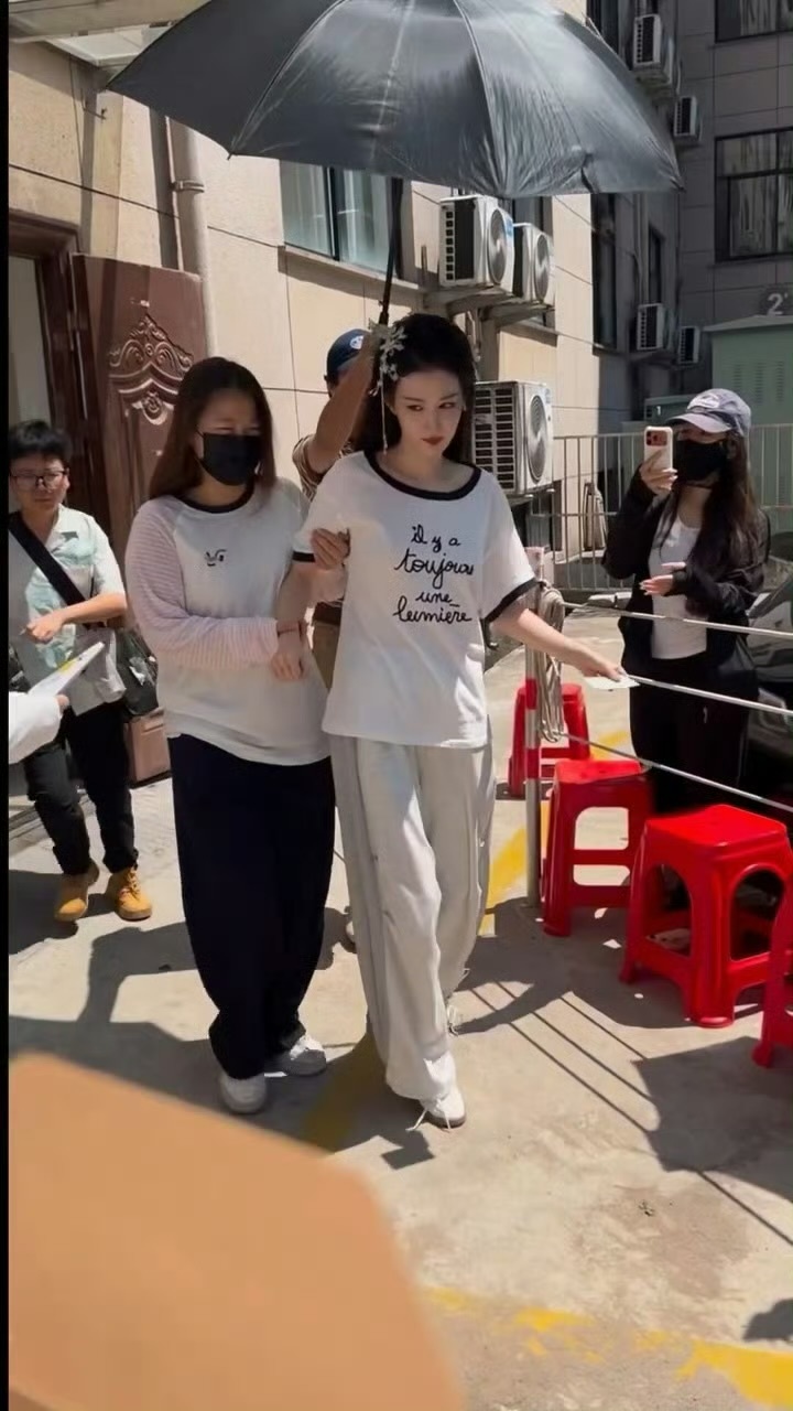 王楚然脚伤坐轮椅，好心疼受伤的楚然希望快点康复～