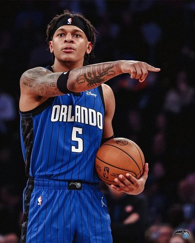 前锋比起后卫天然有防守端体型优势，但凡身体素质好一点的，往往还有拆解挡拆错位防守