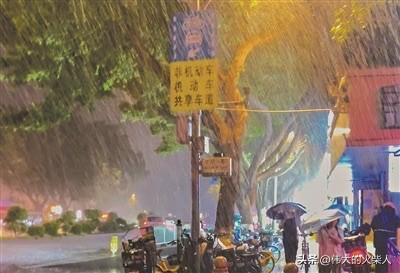 一边是水，一边是火——地球两头同时崩溃

7月26日凌晨3时50分，强台风“红霞