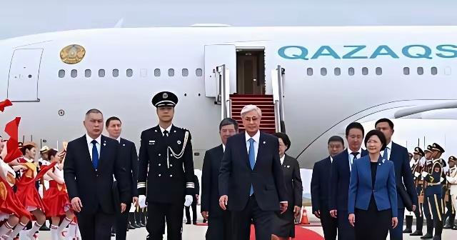 你有没有发现，哈萨克斯坦每次跟中国谈合作，嘴上说的是“互利共赢”，其实心里最怕的
