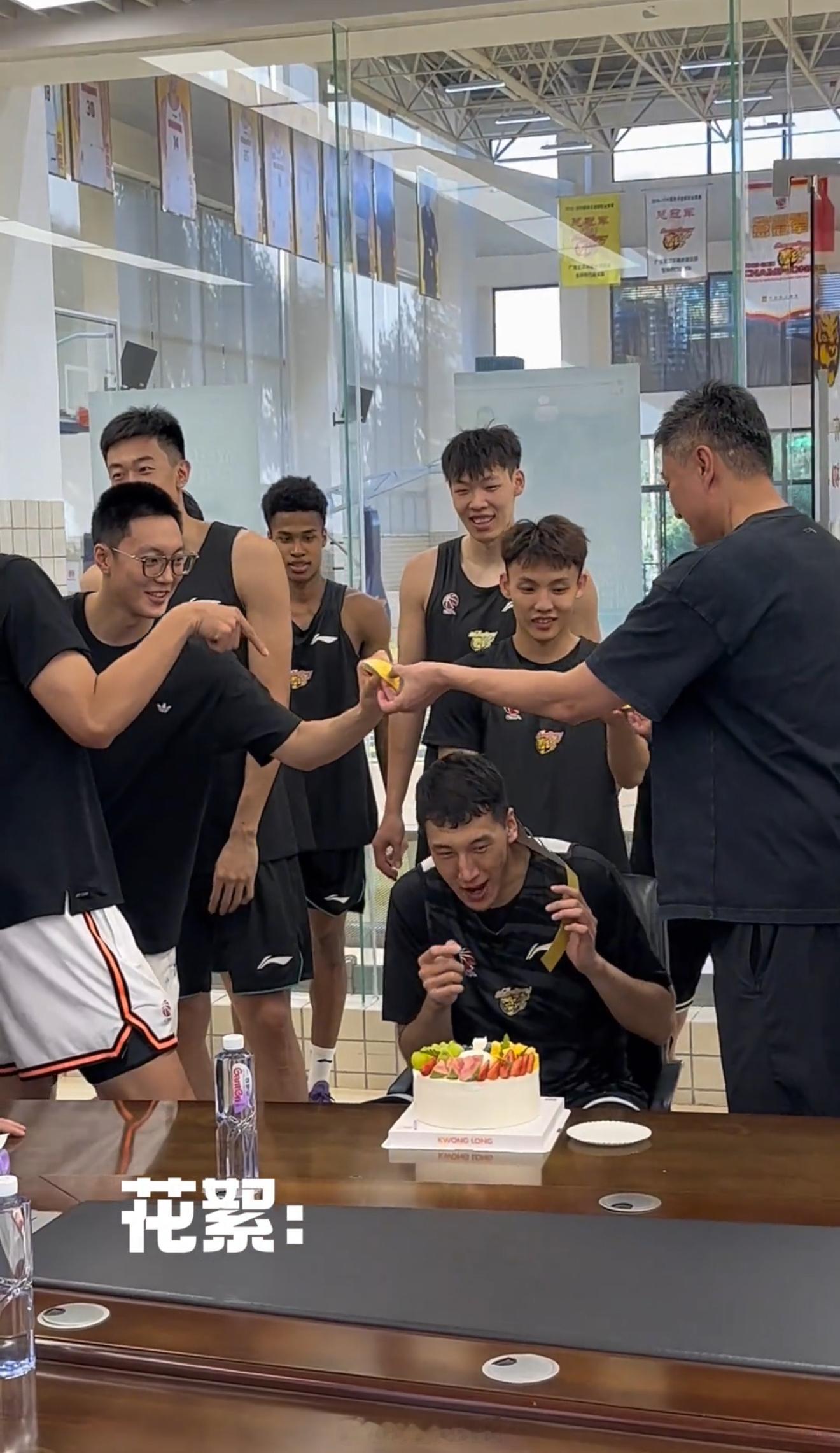 胡明轩在亚洲杯结束回国后就马上归队了，从图中看他还没有参与训练，肯定要休息调整几