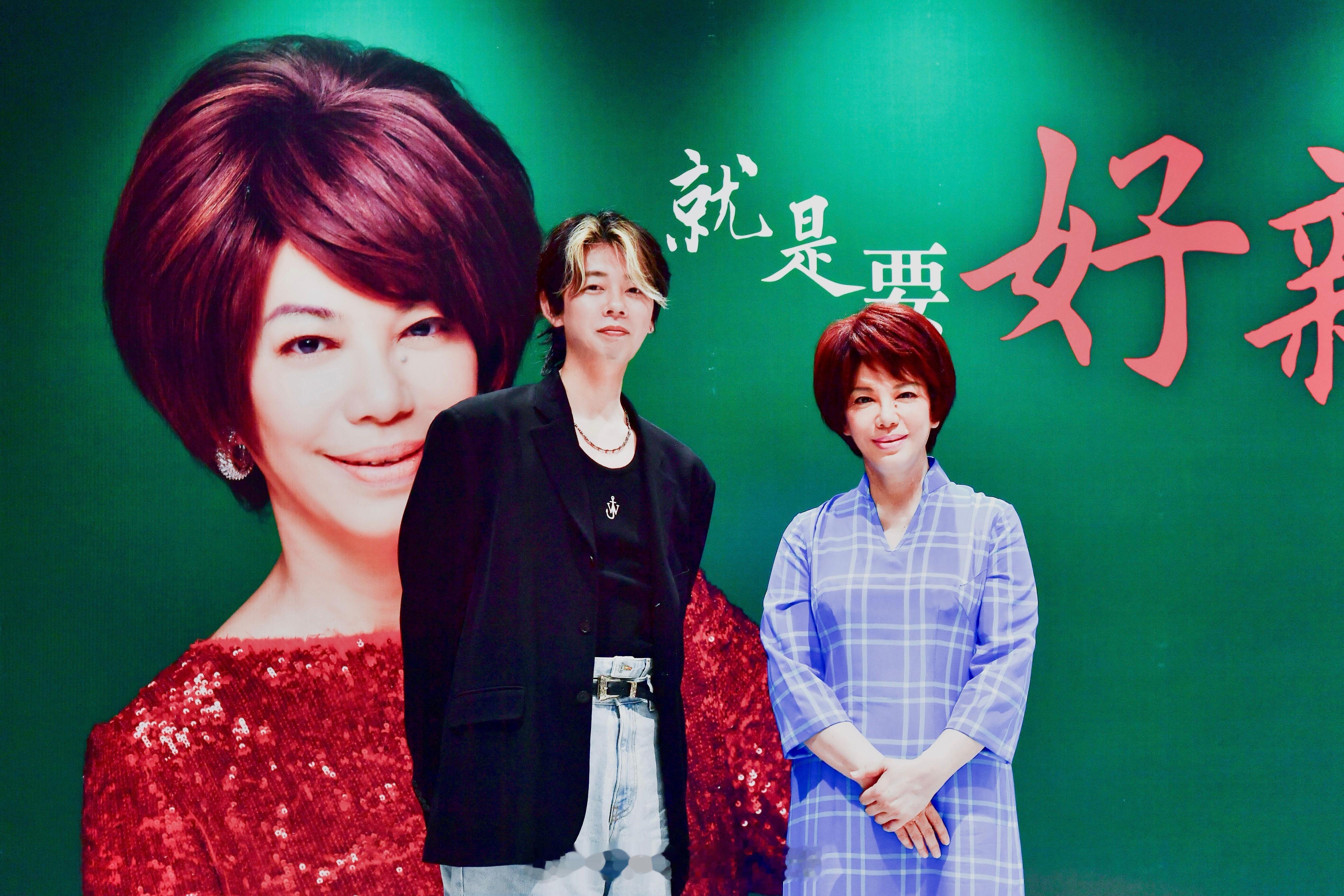 从3月份开始帮忙一下这次演唱会演出的时候她哭我也感动我也很有成就感昨天大家辛苦啦