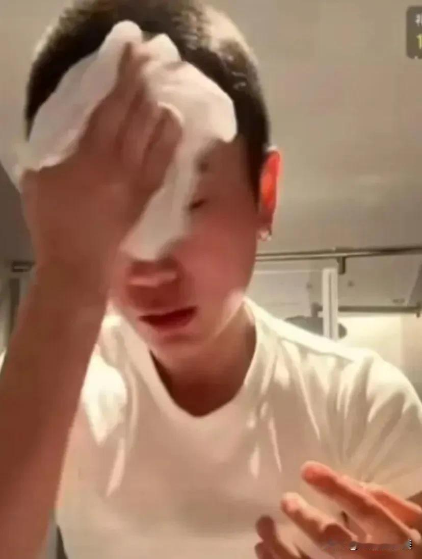 秋天妈妈最近沮丧到极点，想哭都不敢大声哭，因为为了“事业”必须坚持。
开年的连续