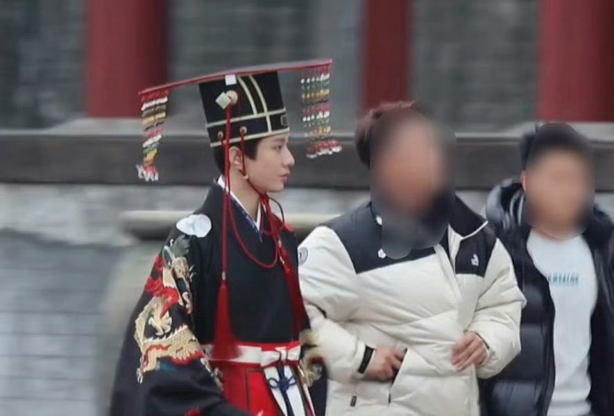 懂了，成毅登基了。成毅两京十五日杀青成毅杀青不限量奶茶