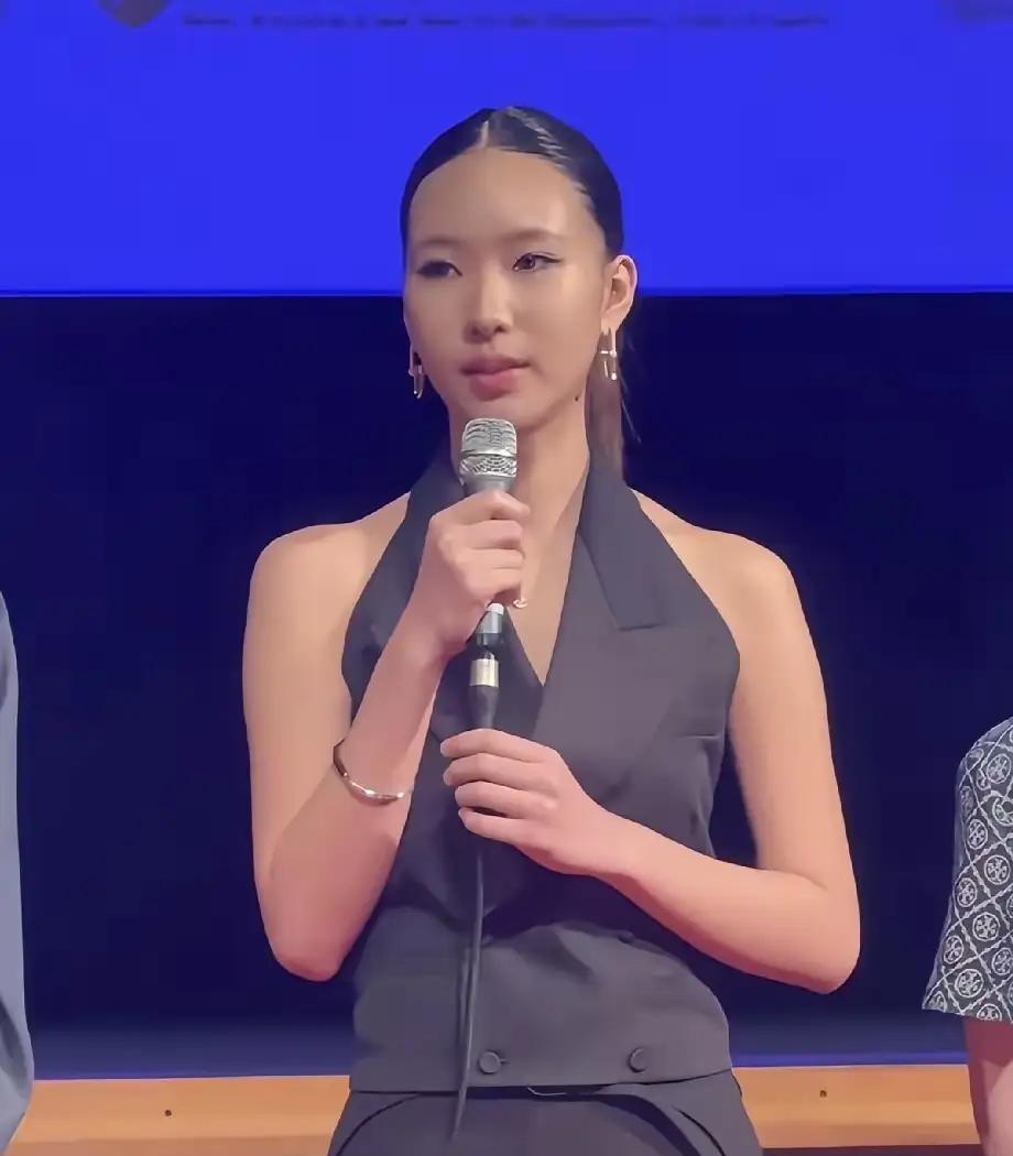 小S看似外表疯疯癫癫，实则心里有数，把自己的家庭生活安排得明明白白的。

小S的