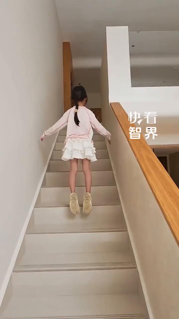 女孩表演"空中悬浮术"，你几秒能找到破绽？
近日河南平舆。
什么原理？怎么做到的