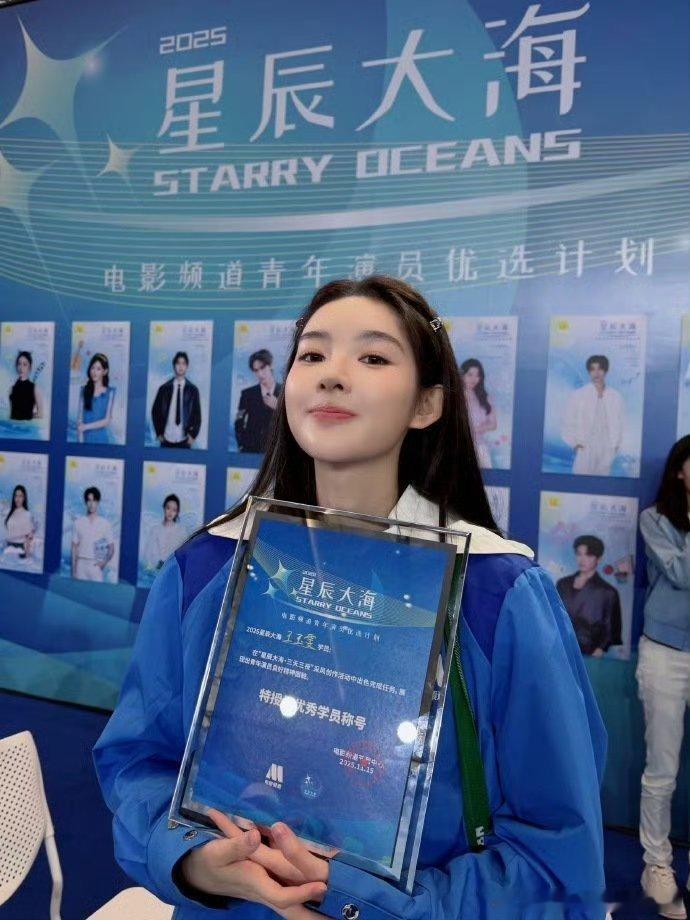 那股子骄傲劲儿，妥妥的三好学生本人，也太可爱了吧！ 