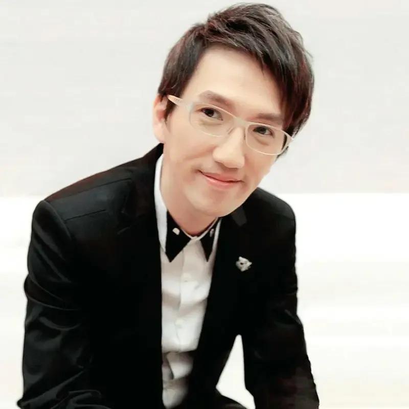 林志炫就不该再来参加歌手，自取其辱。张学友和陈奕迅就从来不参加这样的歌唱比赛，他