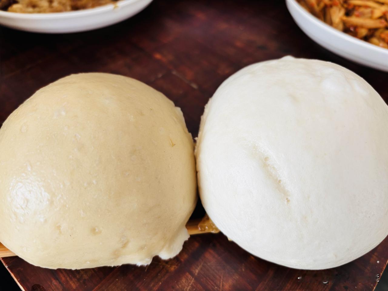 卖的馍白的吓人！
以前人吃白馍！
现在人吃黑馍。
不是自己蒸的馍黑了，而是卖的馍