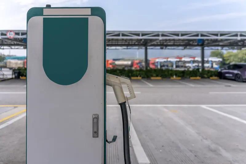 近日，河南郑州荥阳市一业主在自己车位上自费装充电桩，遭物业恶意索取1600元的电